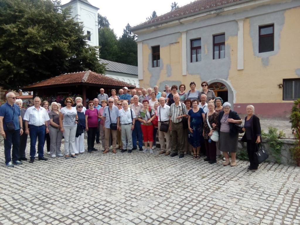 ispred manastira bosovadja