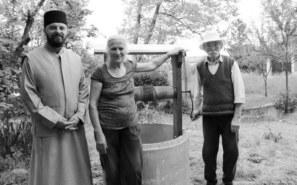 Protojerej Saša Umičević, Sofija i Stanko Rađenović pokraj novog bunara radjenovici bunar