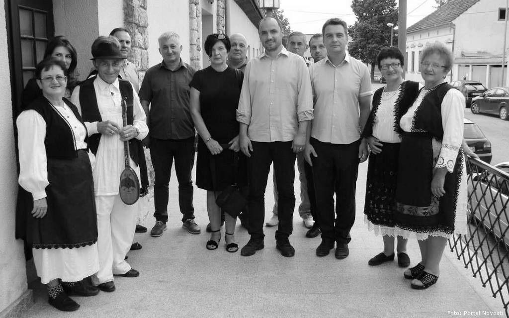 Članice i članovi pododbora Prosvjete s predstavnicima Srba i saborskim zastupnikom SDSS-a Borisom Miloševićem skd prosvjeta petrinja