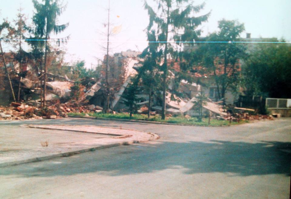 Ruševine hrama iz 1990-ih