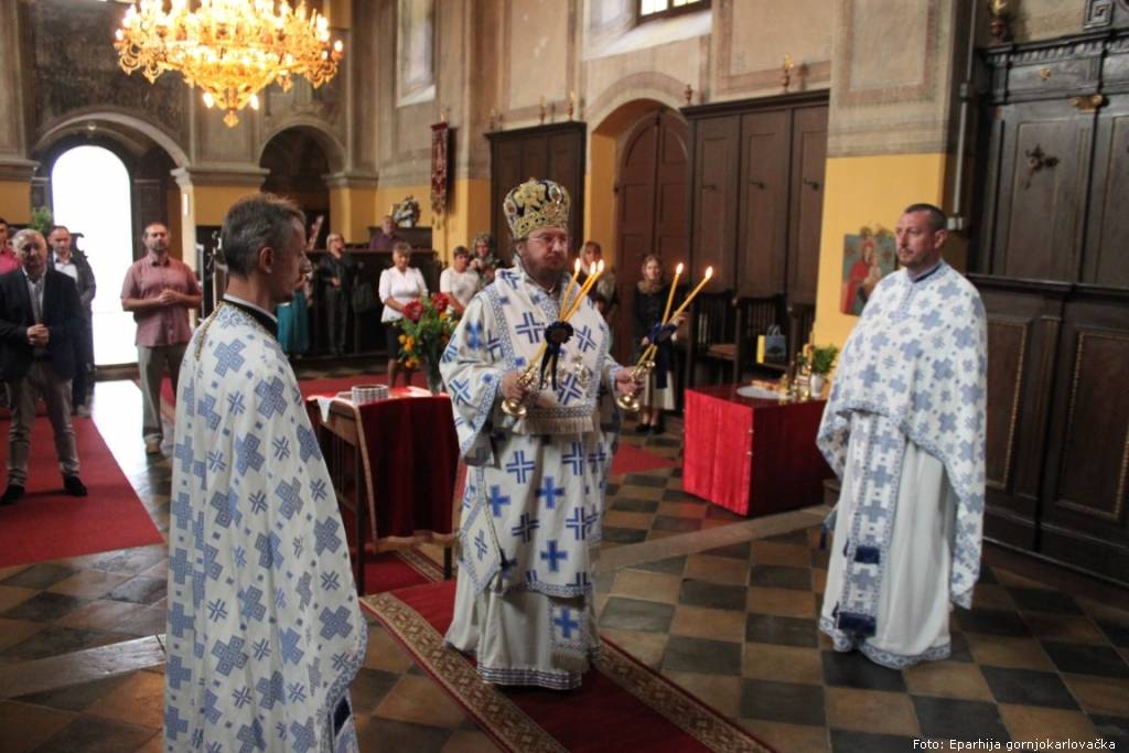 dvor liturgija