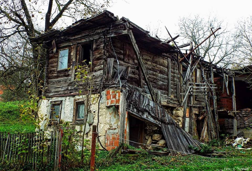 kuca na baniji
