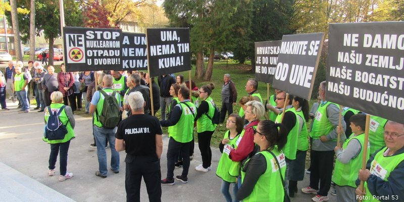 dvor protest ne
