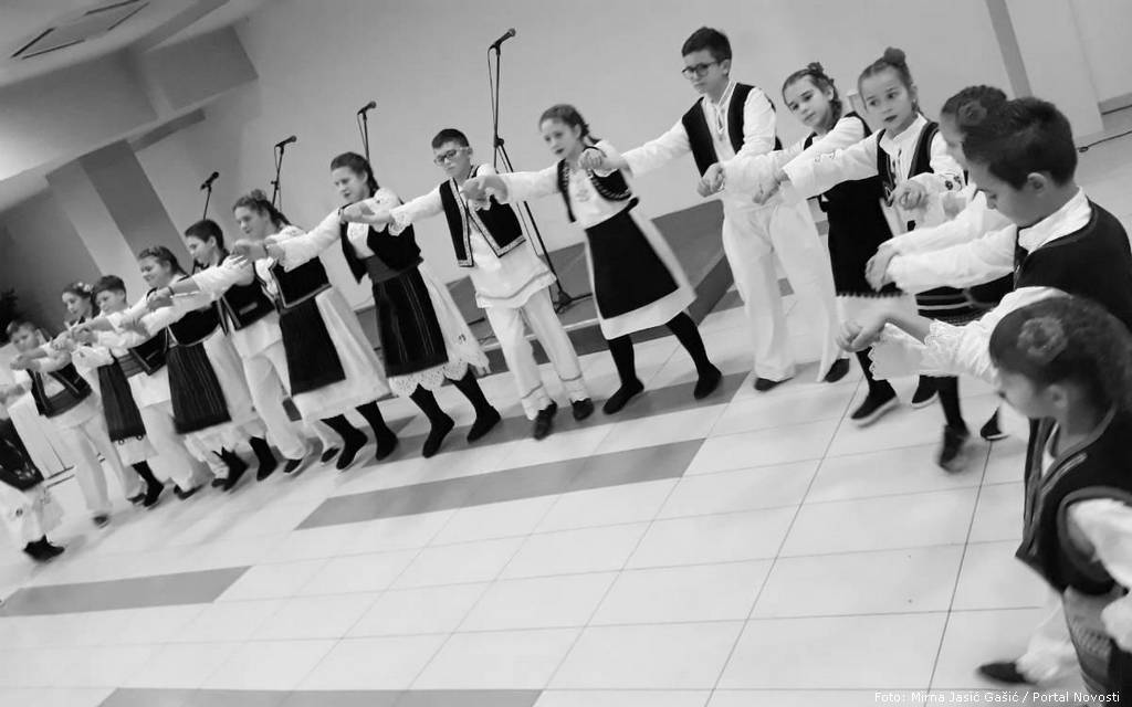 Najmlađi folkloraši iz Dvora prosvjeta dvor