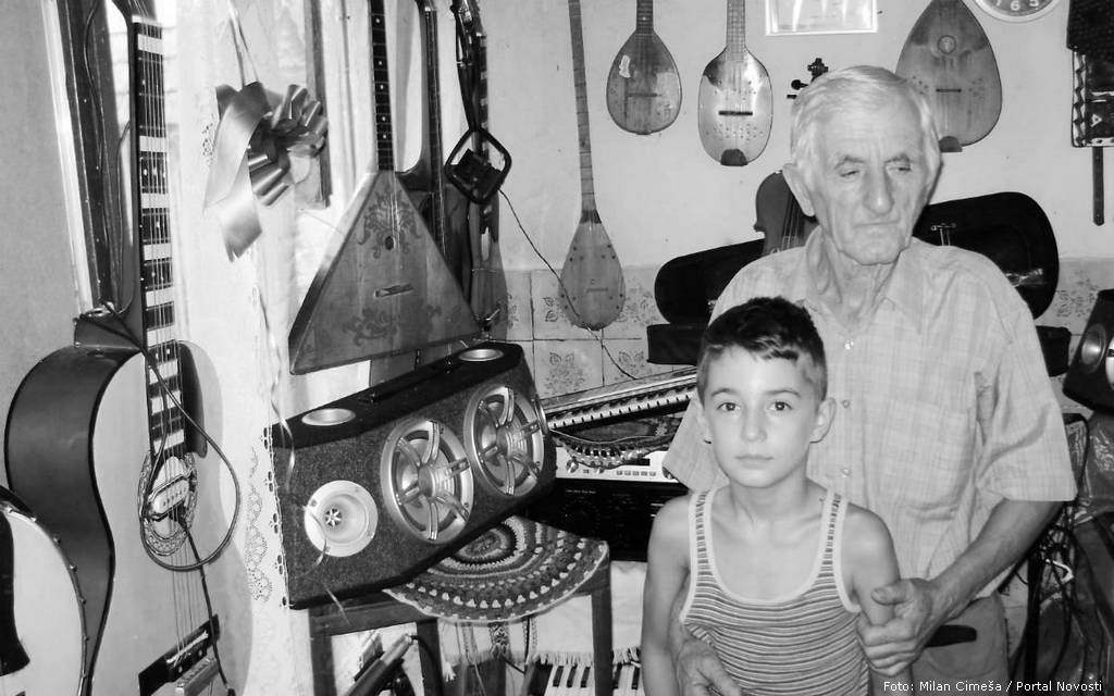 Rade Matijević i unuk Novak među instrumentima rade matijevic i unuk novak