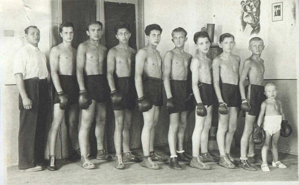 Karlo Kulijat i glinski boksaci 1938.jpg