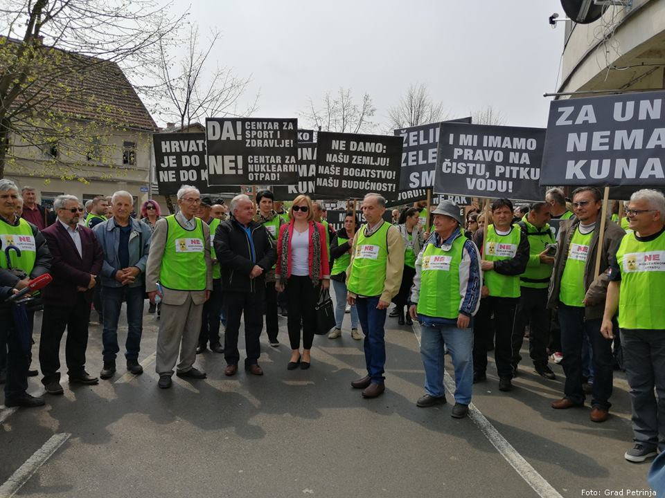 dvor protest