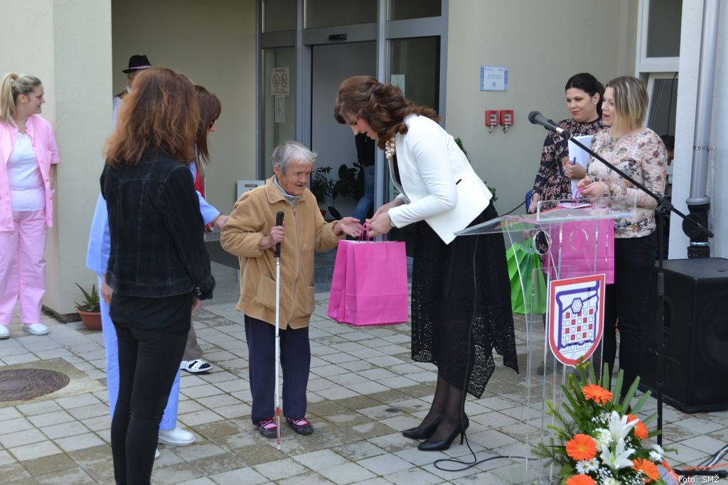 doma za stare glina