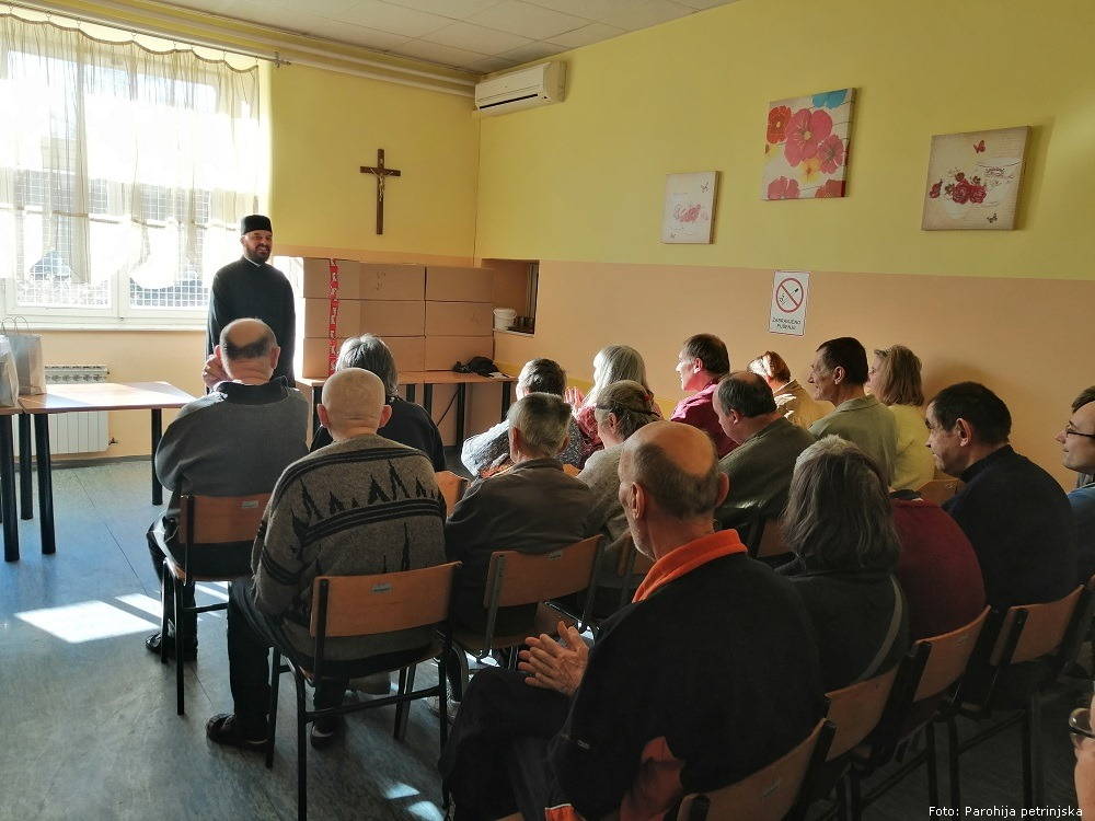 I ove godine slatkim paketićima obradovani su štićenici Doma za psihički bolesne odrasle osobe u Petrinji bozicna hum akcija