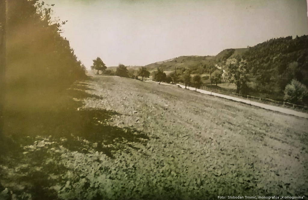 Pogled na Pećinu i Cerik od ceste u Trešnjaru | Foto: Slobodan Trninić, monografija o Komogovini komogovina