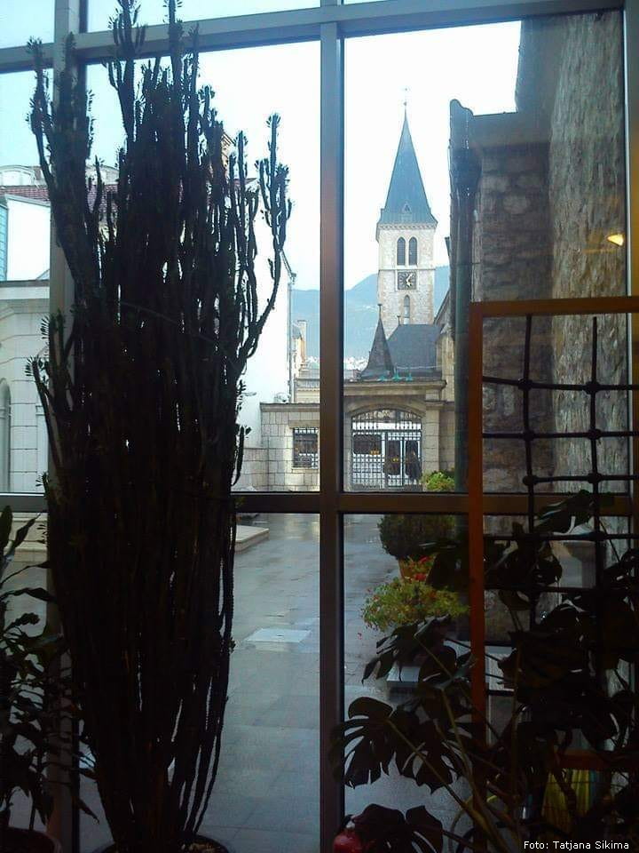 Pogled iz Bošnjačkog instituta na Katoličku katedralu | Foto: Tatjana Sikima