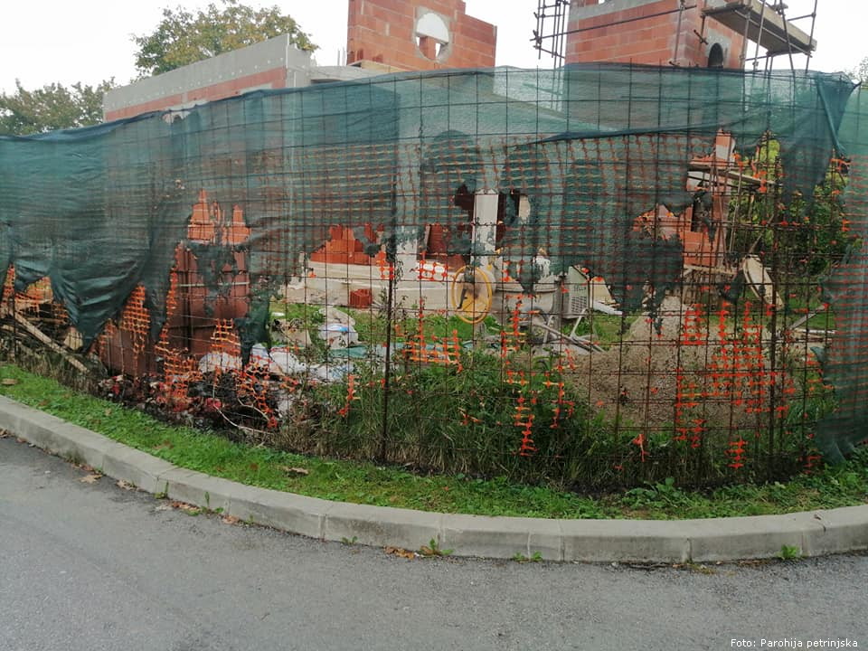 zapaljena ograda