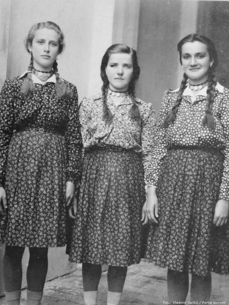 Anica 1941., prva s desna
