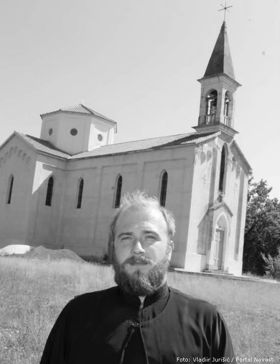Dragan Božić ispred Crkve Rođenja Sv. Jovana Krstitelja u Donjim Bilišanima dragan bozic