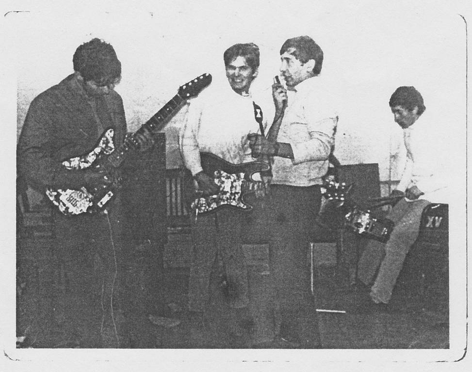 VIS MLADI - Vojnić Svirka na probi... MIćo Hrstić, Dubravko Genin, Cvergle i Mile Sokin... Prostorije uz staru tvornicu "8.Mart" Vojnić....između Lude Mare i Foto-Mikija i svlačionica NK "Petrova gora"-.