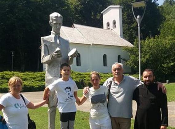 Dječak Milan Stajić iz Zrenjanina (u majici s Teslinim likom) bio je inicijator posjete rodnoj kući Nikole Tesle i crkvi. Smiljan