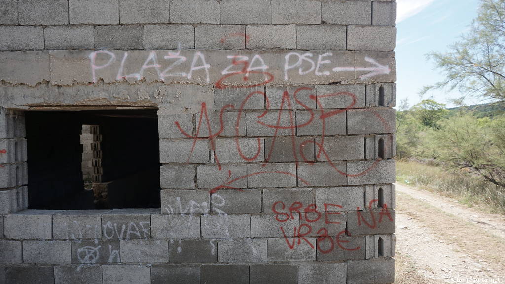 Natpis uz Karinsko more, među lokalnim stanovništvom zvanog i „Srpsko more“