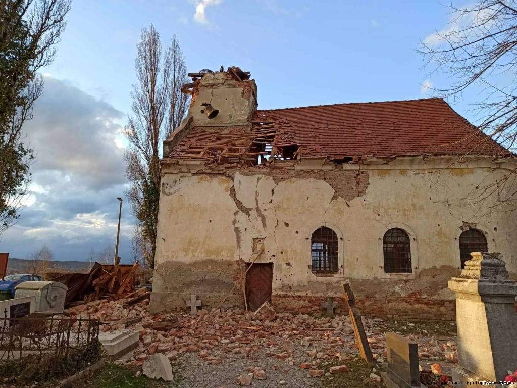 Teško oštećena kapela Svetog Nikole na pravoslavnom groblju u Petrinji