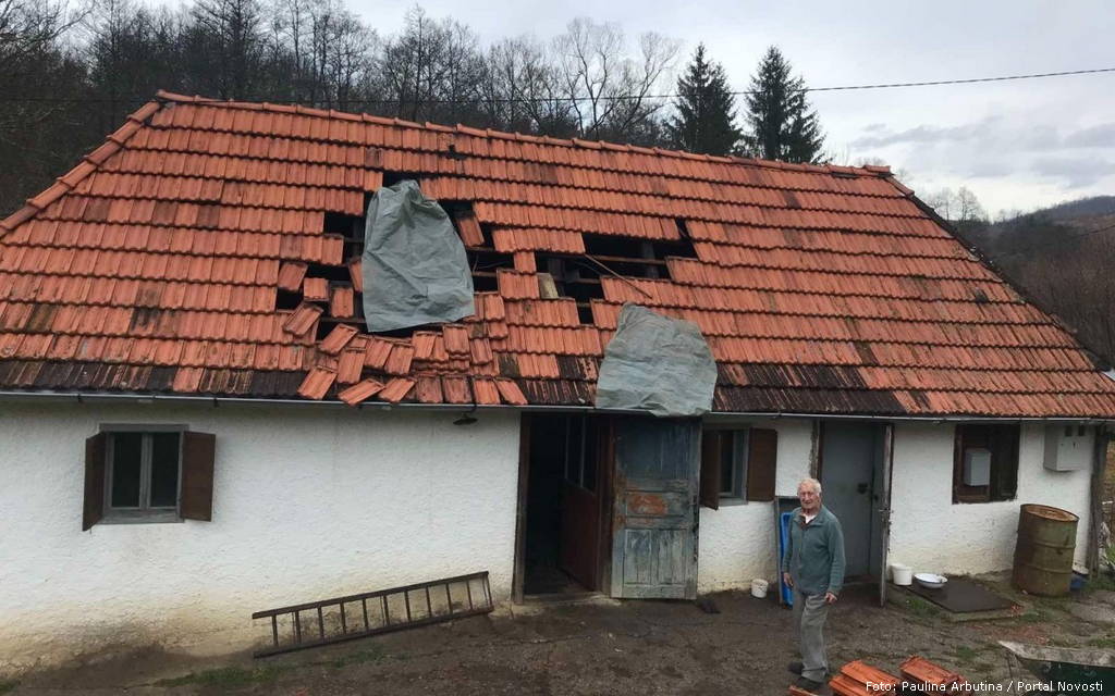 Branko Žilić iz Bujinskih Riječana pokraj oštećene kuće branko zilic bujinski rijecani
