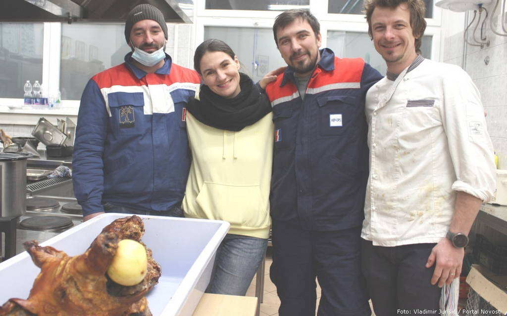 Uz pečenog odojka i muka lakše prođe | Foto: Vladimir Jurišić / Portal Novosti kuvari banija