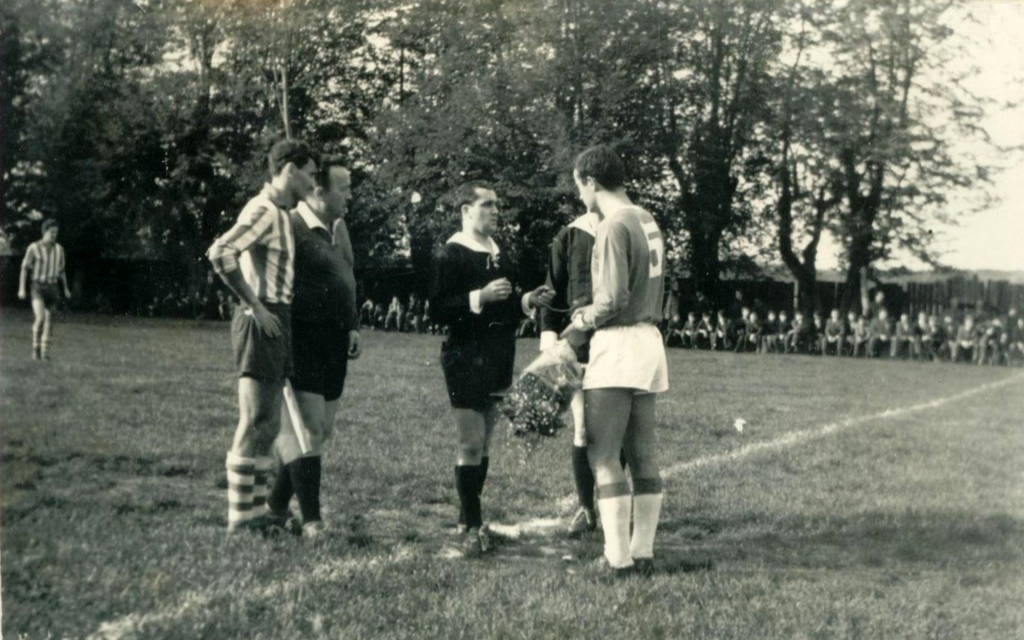 Kapetan Banovca Franjo Marković (lijevo) i kapetan Dinama Mladen Ramljak (desno), u sredini glavni sudac Berislav Kuhar, pred početak utakmice Banovac Dinamo 1