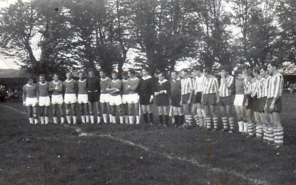 Zajednička fotografija igrača Dinama i Banovca u Glini 1966.