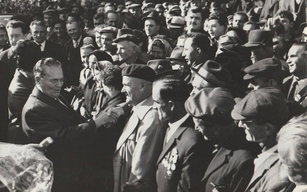 Predsjednik Tito se pojedinačno rukuje s prvoborcima u Glini