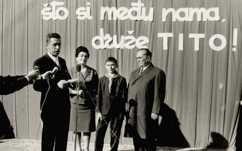 Po dolasku u Glinu predsjednika Tita pozdravio je predsjednik Skupštine općine Franjo Čumpek
