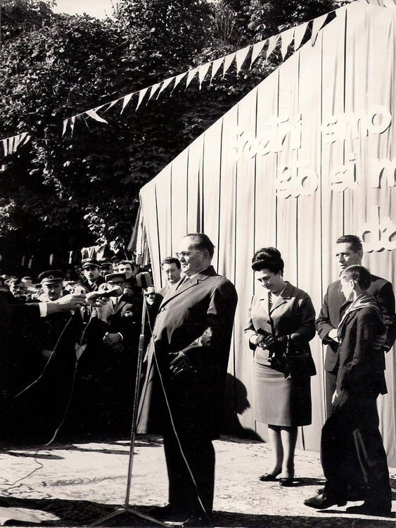 Predsjednik Tito govori na mitingu u Glini