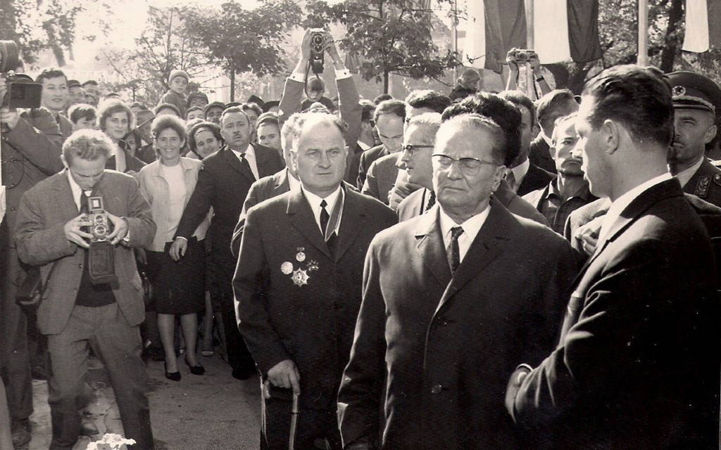 Tito u pratnji Franje Čumpeka i narodnog heroja Adama Petrovića razgleda gradilište spomen-doma u Glini
