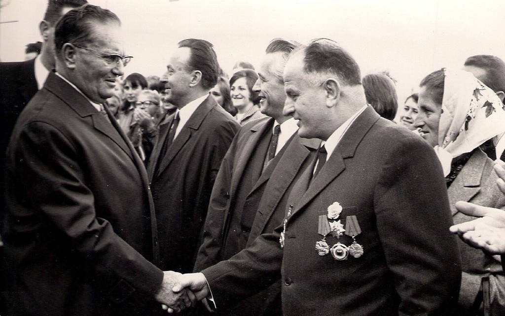 Predsjednik Tito pozdravlja se s narodnim herojem Adamom Petrovićem (u pozadini narodni heroji Bjelajac i Baltić)