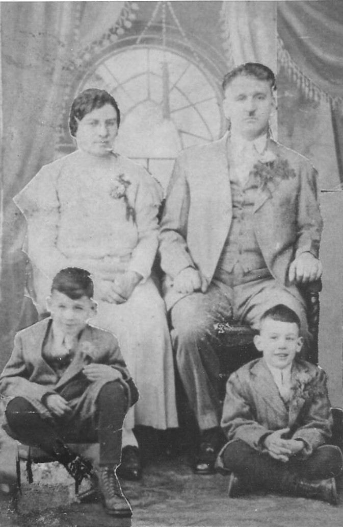 Ljubica Zdjelar & Milovan Kresojević sa sinovima Stevanom i Georgom