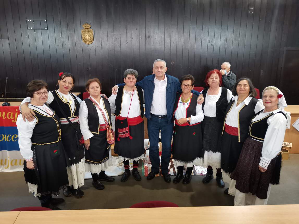 Miodrag Linta sa članicama ženske pjevačke grupe "Banija"