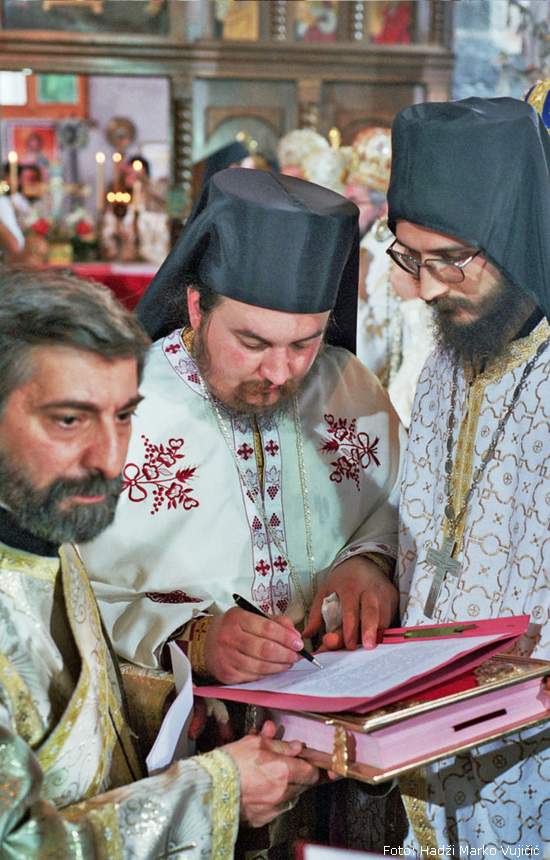Episkop gornjokarlovački Gerasim Popović potpisuje zakletvu | Foto: Hadži Marko Vujičić 