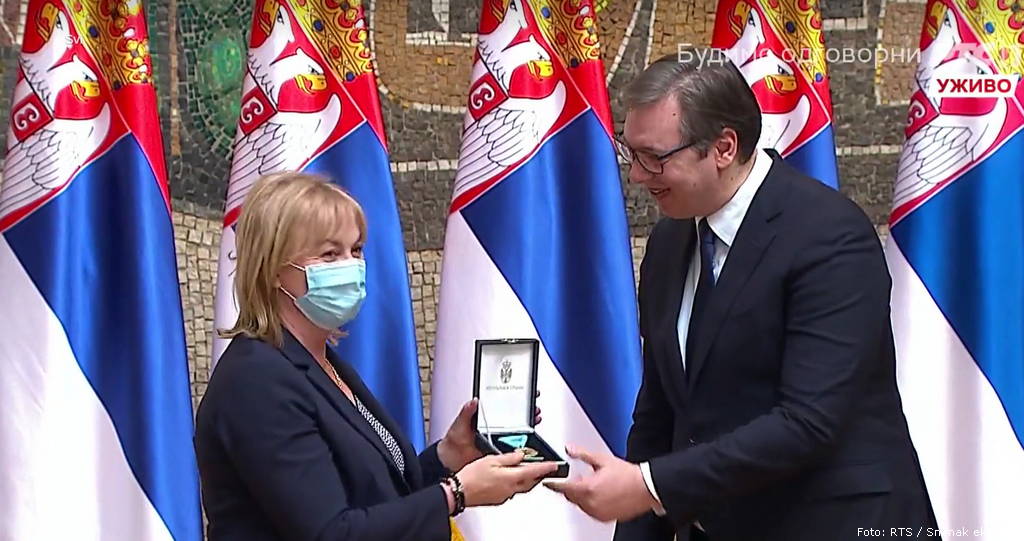 Predsjednik Republike Srbije Aleksandar Vučić uručio je Branki Bakšić Mitić Zlatnu medalju za zasluge branka baksic mitic aleksandar vucic
