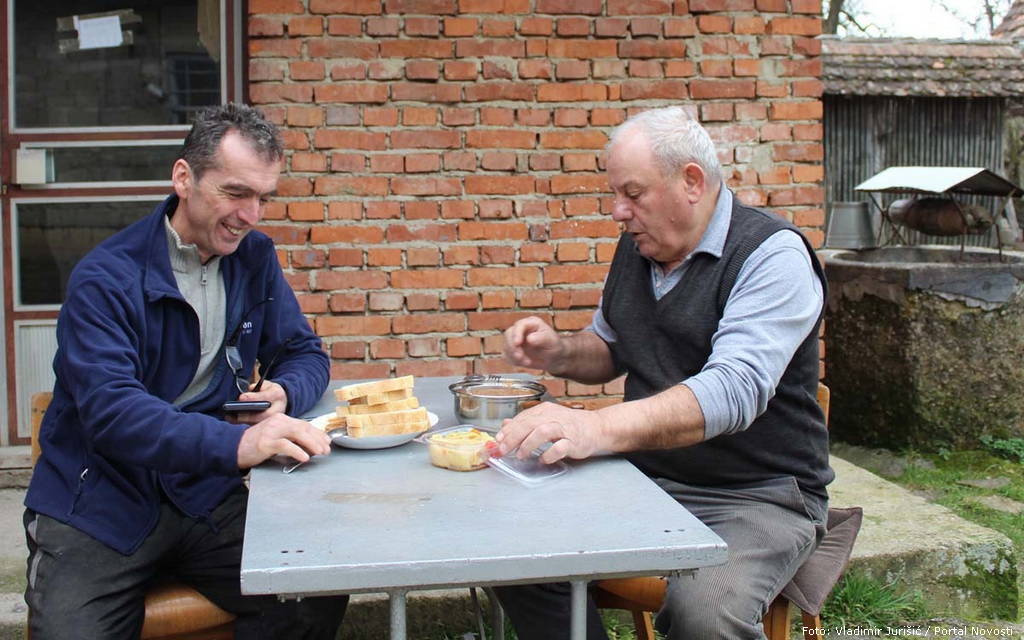 Joco i Luka Demonja ručaju pod vedrim nebom | Foto: Vladimir Jurišić / Portal Novosti joco i luka demonja