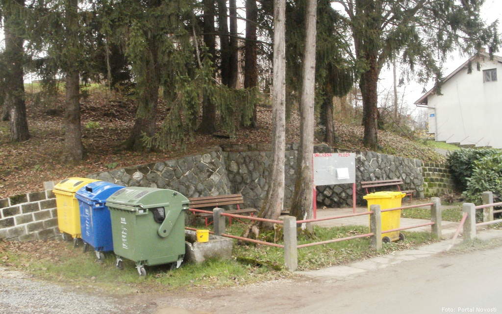Pokraj oštećenog spomen-vrela smješteni su kontejneri i kante za smeće smece kraj spomenika
