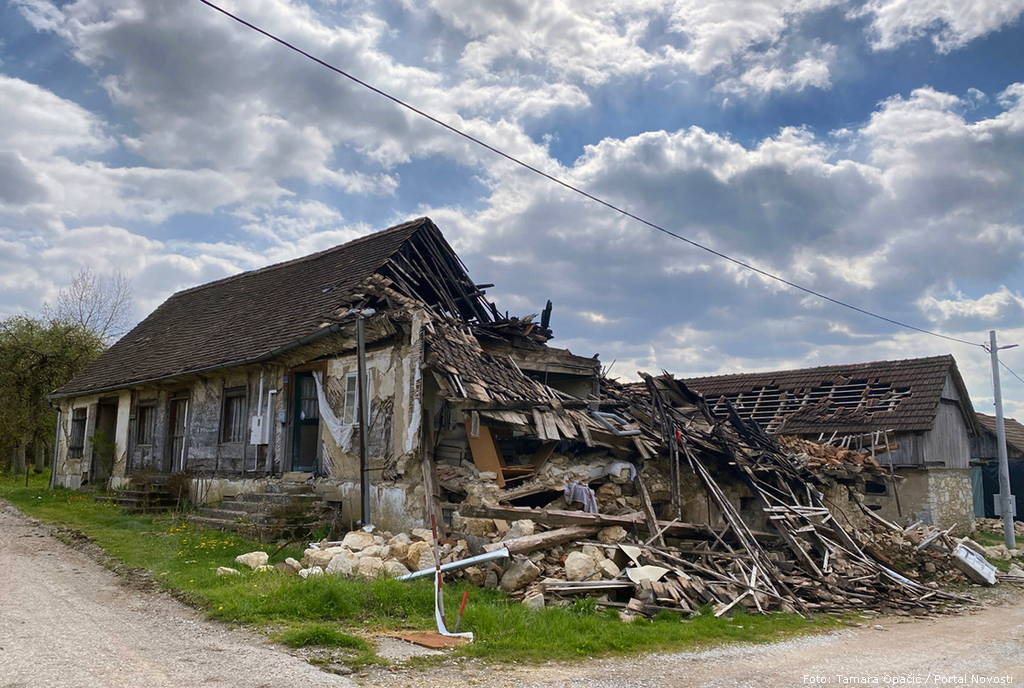 U Luščanima je potres bio toliko jak da je urušio i drvene kuće | Foto: Tamara Opačić / Portal Novosti