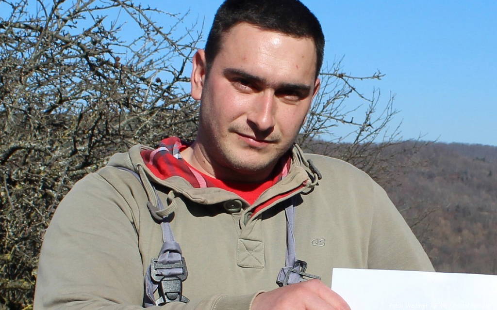 Srđan Tintor pokazuje ugovor s HEP-om | Foto Vladimir Jurišić / Portal Novosti srdjan tintor cavlovica