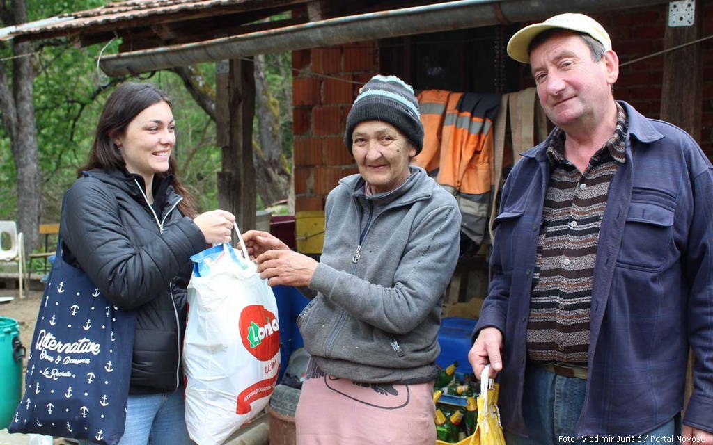 Volonterka Juliette Harnichard donijela je pomoć Nevenki i Željku Perenčeviću | Foto: Vladimir Jurišić / Portal Novosti Juliette Harnichard