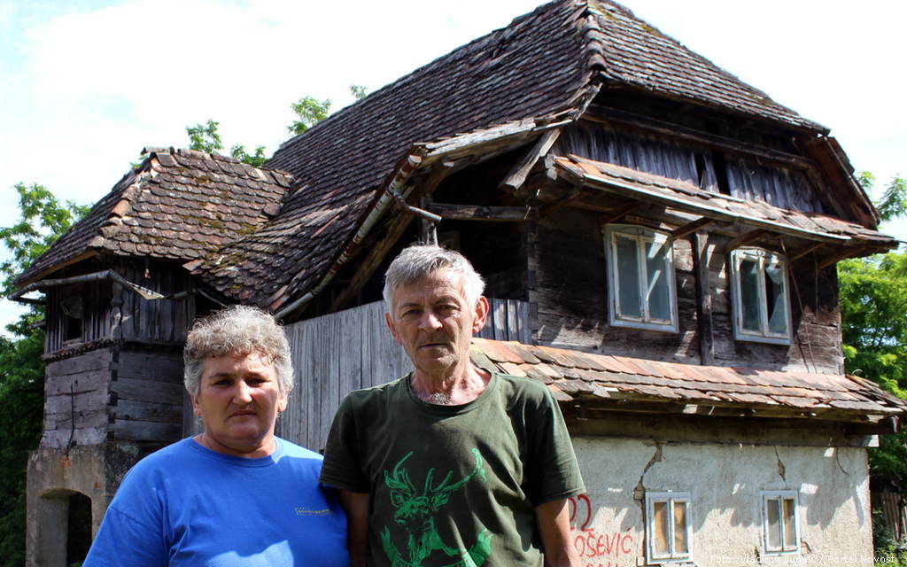 Dragan i Jadranka Milošević ispred oštećene kuće (Foto: Vladimir Jurišić / Portal Novosti) dragan i jadranka milosevic