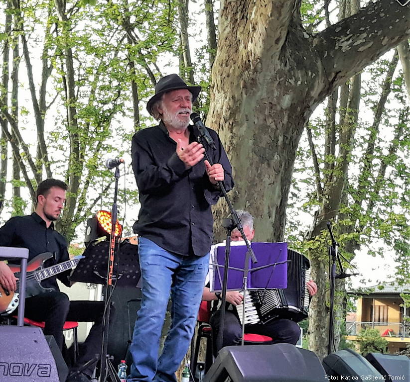Foto: Katica Gašljević Tomić rade serbedzija u glini