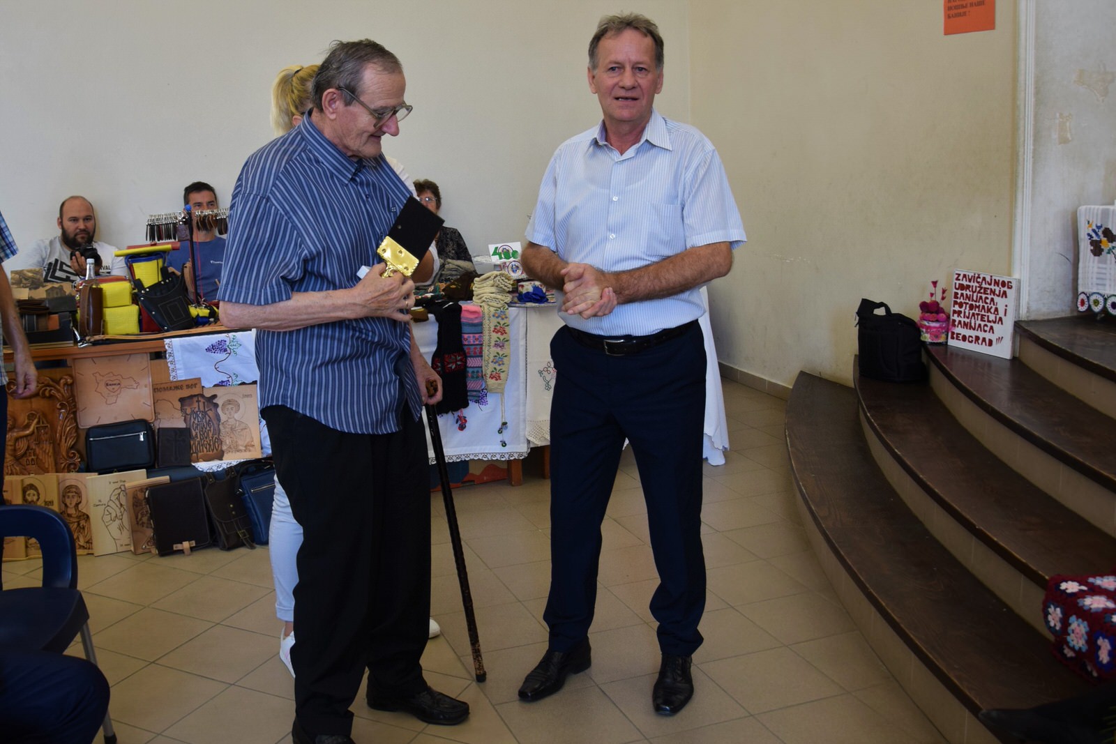 Predsjednik Udruženja Banijaca Miroslav Kovjanić uručuje Milanu plaketu