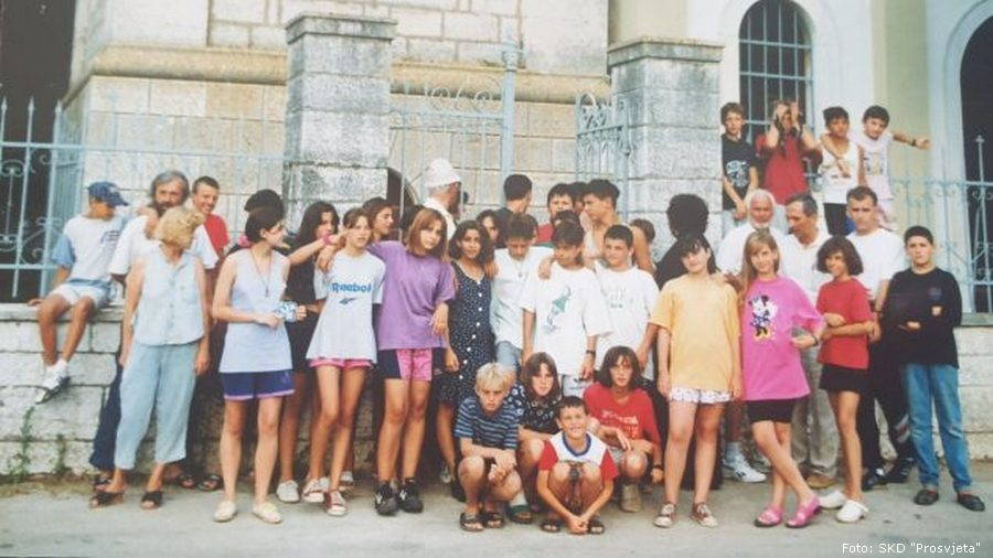 Prva grupa učenika Letnje škole 1996. godine u Peroju