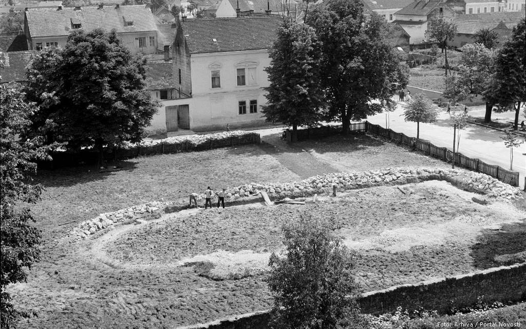 Temelji pravoslavne crkve u Glini, prije izgradnje Spomen-doma (snimljeno 1961. godine). | Foto: Arhiva / Portal Novosti crkva u glini