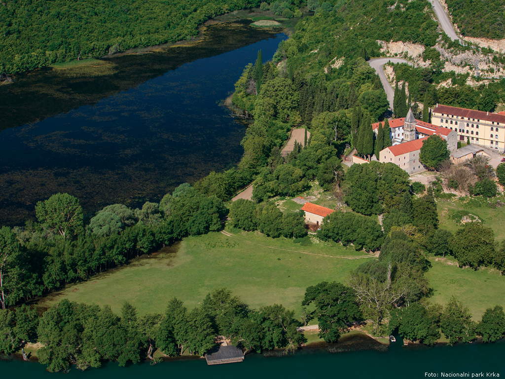 Pogled na manastir Krku i školu Bogoslovije