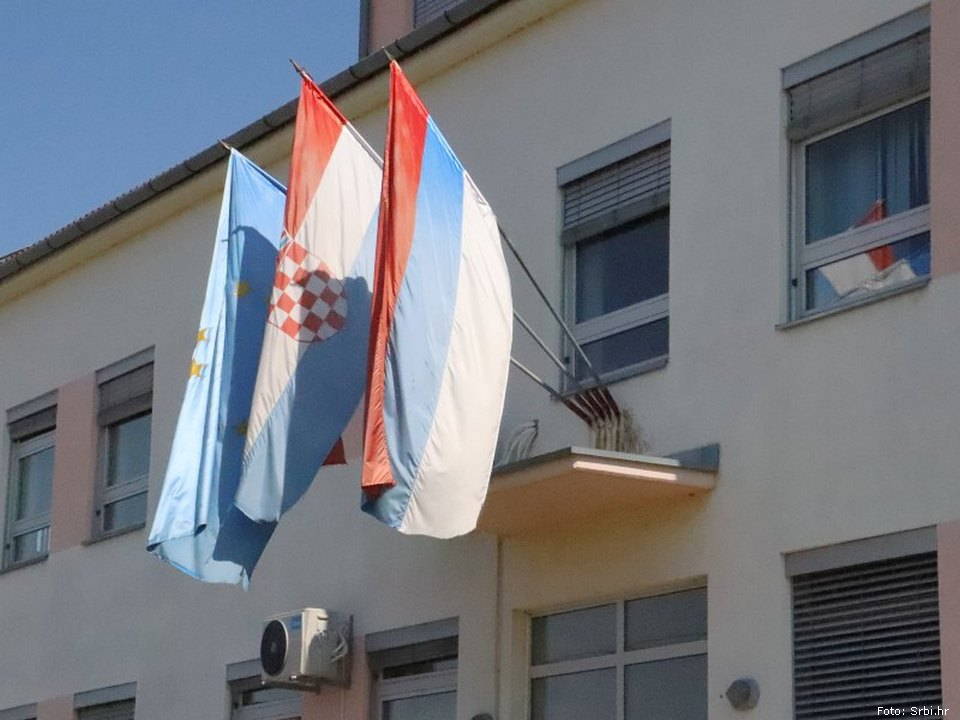 Zastava Srba u Hrvatskoj uz zastavu Republike Hrvatske i zastavu EU na zgradi Zajedničkog veća opština u Vukovaru