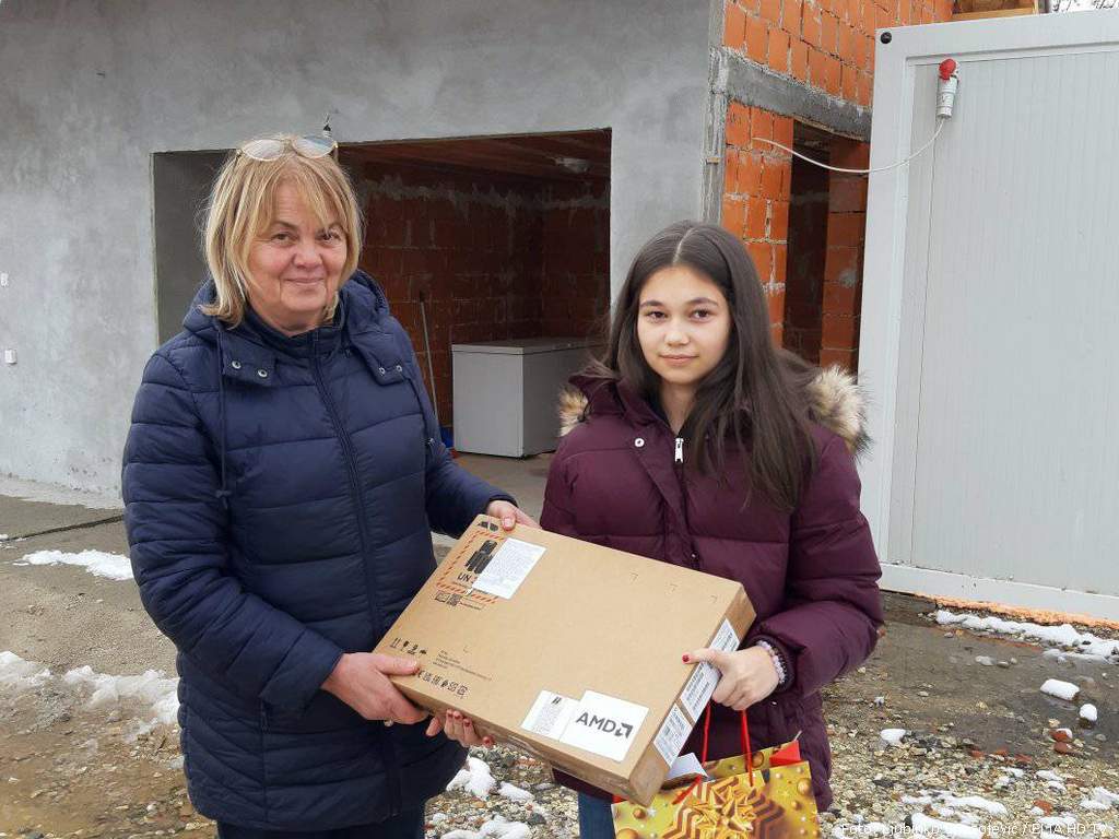 Branka Bakšić Mitić uručuje laptop računar, poklon sindikata kontrolora leta