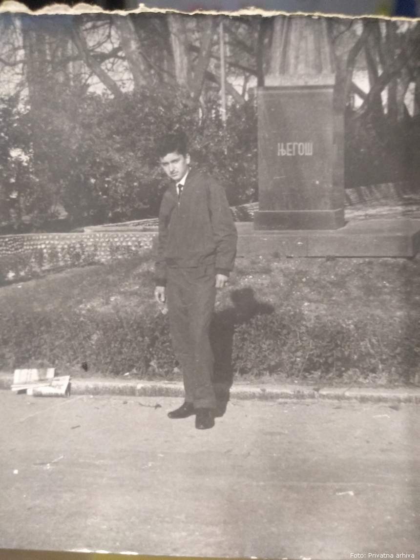Ispred spomenika Njegošu u Trebinju, 1963.