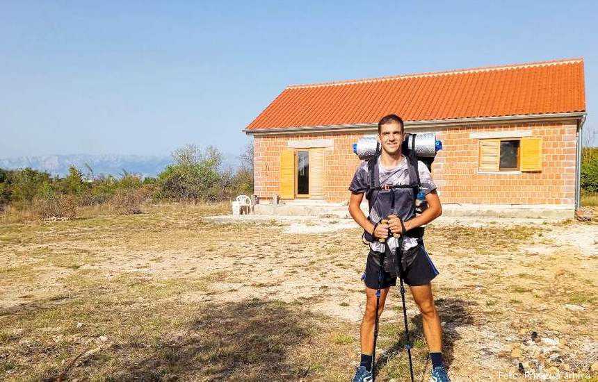 Ispred kuće u Biljanima Donjim